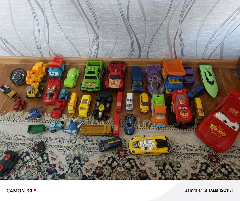 Отдам машинки много