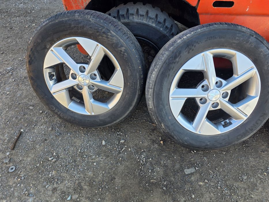 Продаваме лети джанти 16" с летни гуми за Hyundai Kona 2023 - 2025г

➡️ 205 х 65 х 16"
➡️ Дот 1723
➡️ 12 000км
➡️ Ет 44
➡️ 6.5J

❗️Цена -