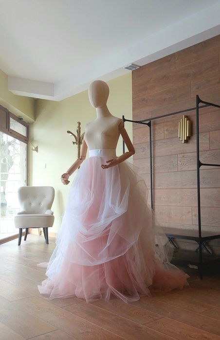 Многослойна булчинска пола с обем и влакче с мек градиент в розаво