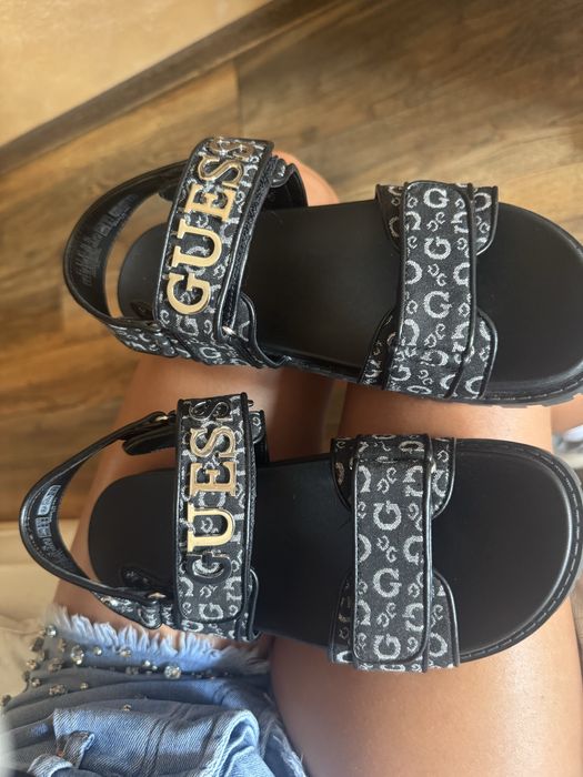 Сандали черни Guess