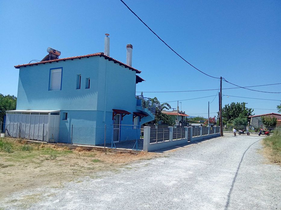 Самостоятелен парцел в Кариани -6000 евро годишно.