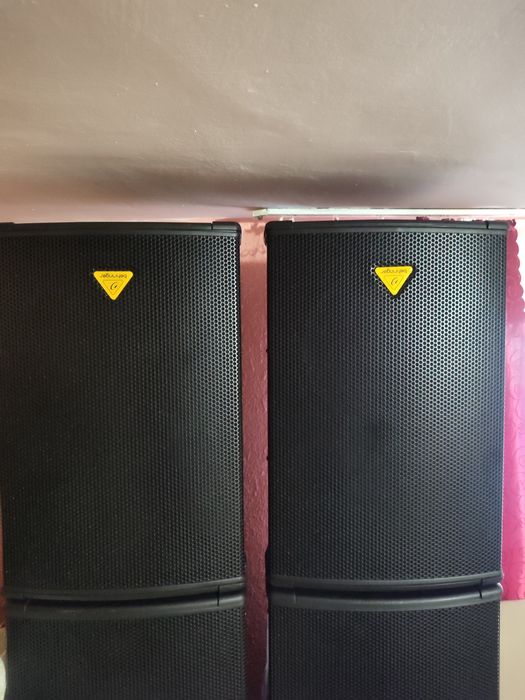 Vând doua Boxe Behringer  b1520 pro
