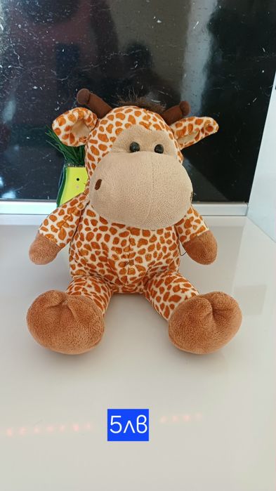 Плюшени играчки и коледна лампа