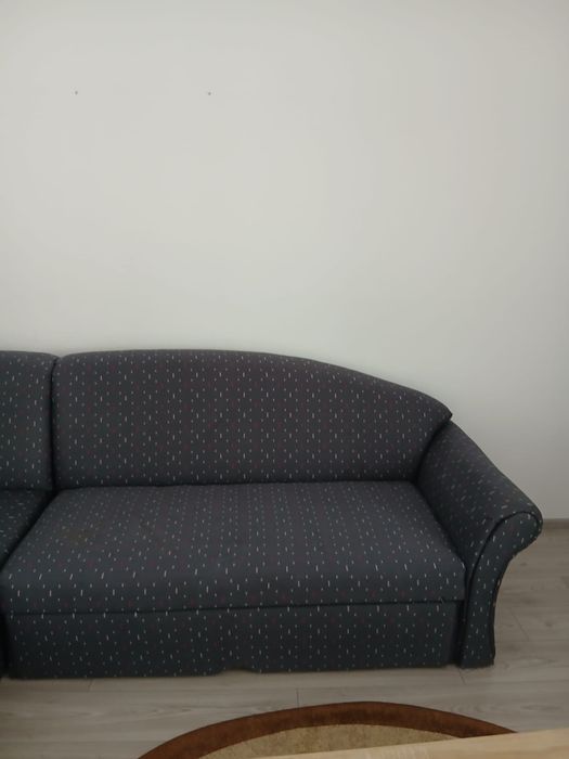 Canapea extensibila cu spațiu pentru depozitare