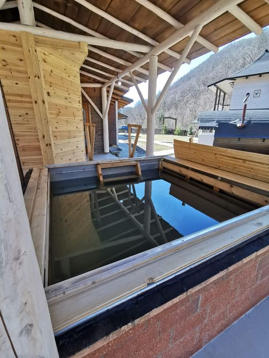 Închiriez cabană cu cinci camere la 7 km de Gura Humorului