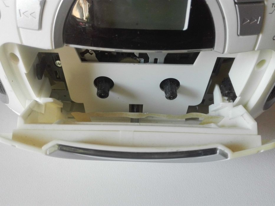 Радиокасетофон с CD и две къмпингови лампи.