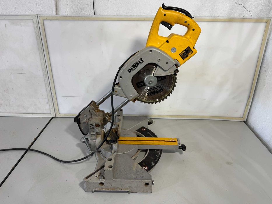 Циркуляр пендула - Dewalt 1200W / 216mm