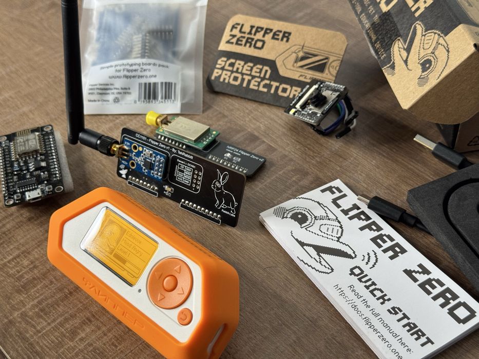 Flipper Zero cu toate Accesoriile