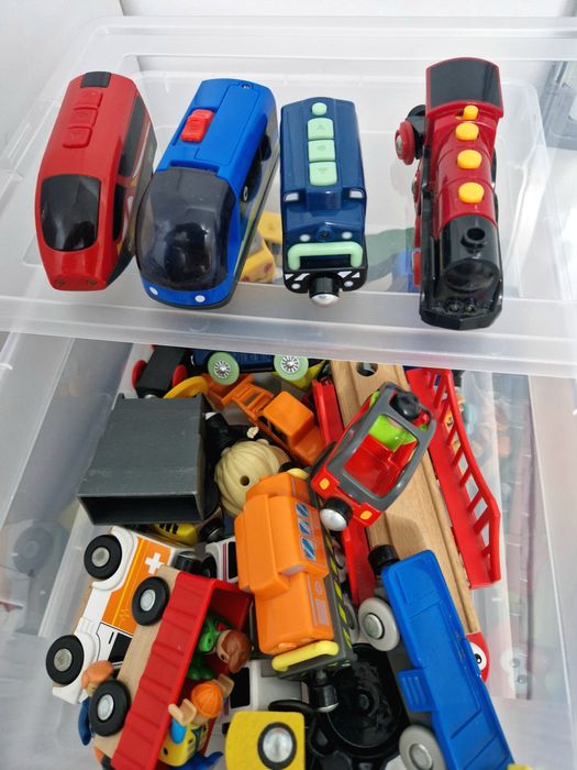 Gara de tren cu sina si trenulete( 2 sunt  electrice)