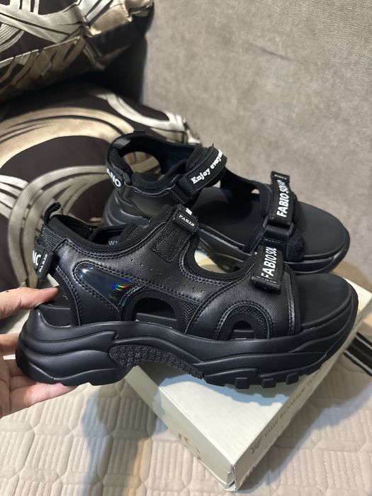 Сандали абсолютно новые