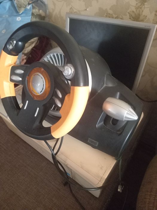 Игровой руль под маркой Genius