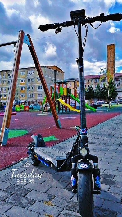 Vând trotinetă electrică, ruptor R1