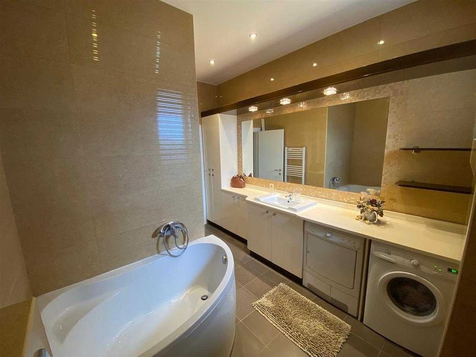 Дава се под наем Тристаен апартамент в Пловдив, Център - 92 кв.м за 453.9 € - Снимка #9