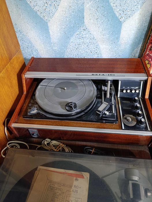 Стерео проигрыватель ВЕГА 101. С колонками.