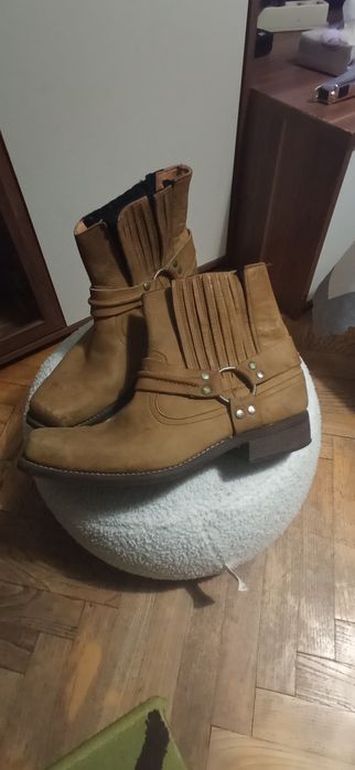 Мъжки ботуши от чист набук.