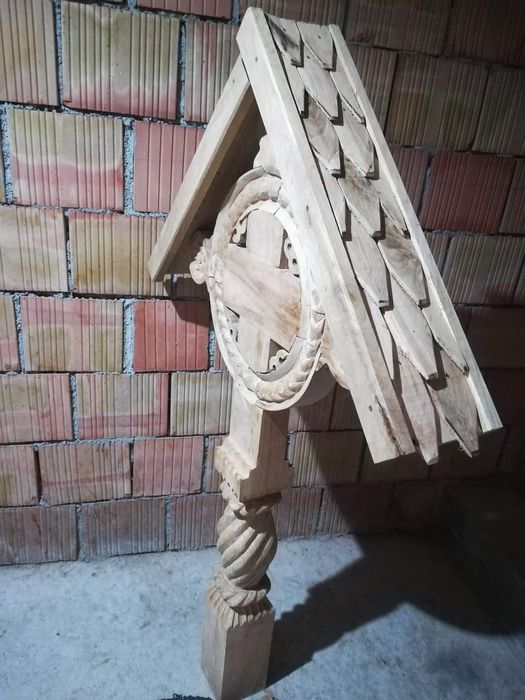 Crucia din stejar sculptata preț 1000 lei. Detali in privat