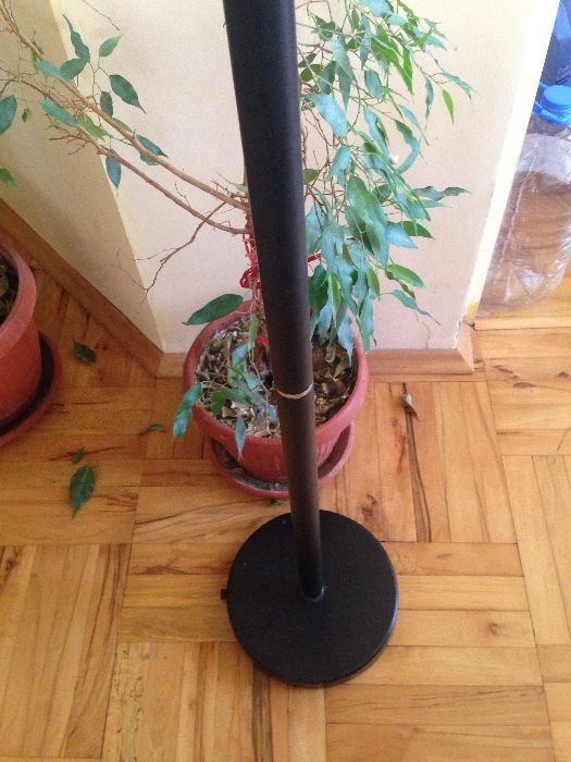 Продава стабилен метален лампион