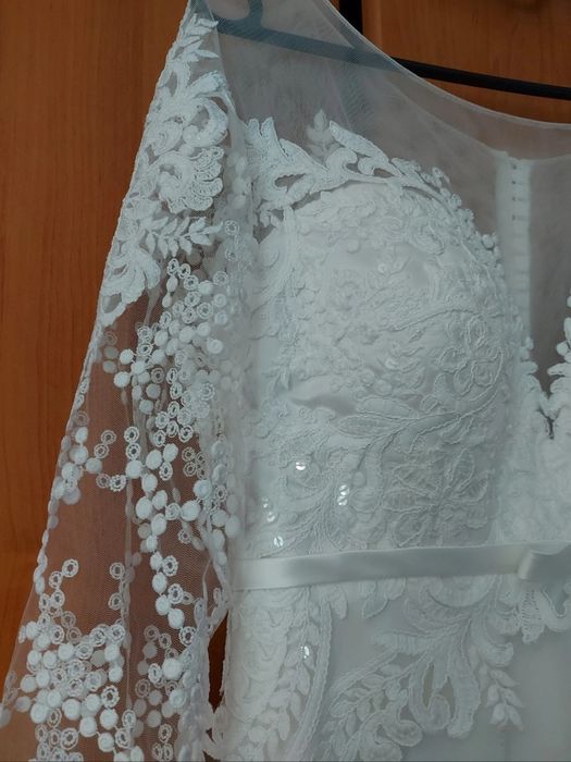 Rochie de mireasă elegantă cu voal de 2 m și trenă lungă – stare impecabilă