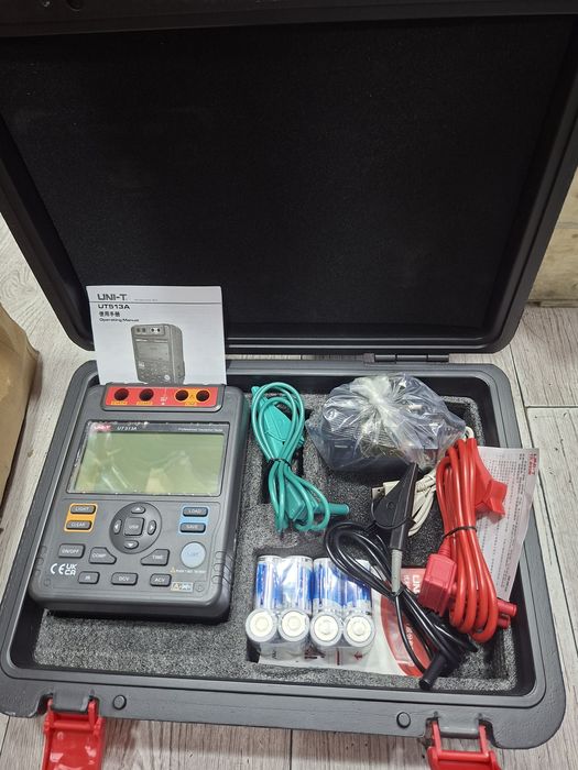Мегаомметр UNI-T UT513A
UNI-T UT513A – мегаомметр, который предназначе