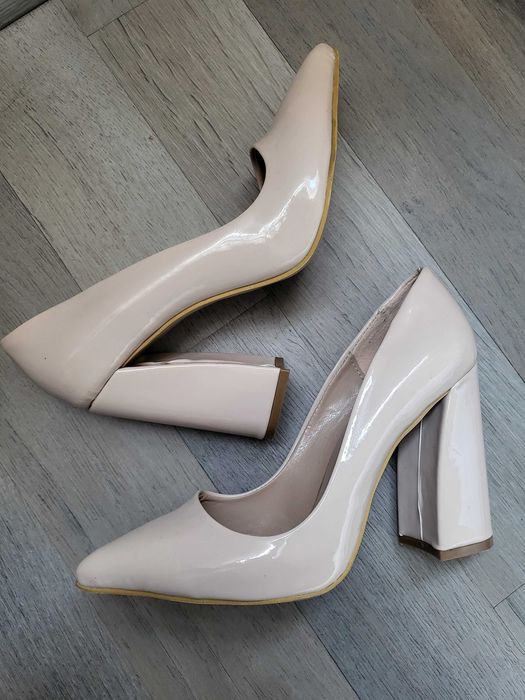 Обувки с висок ток