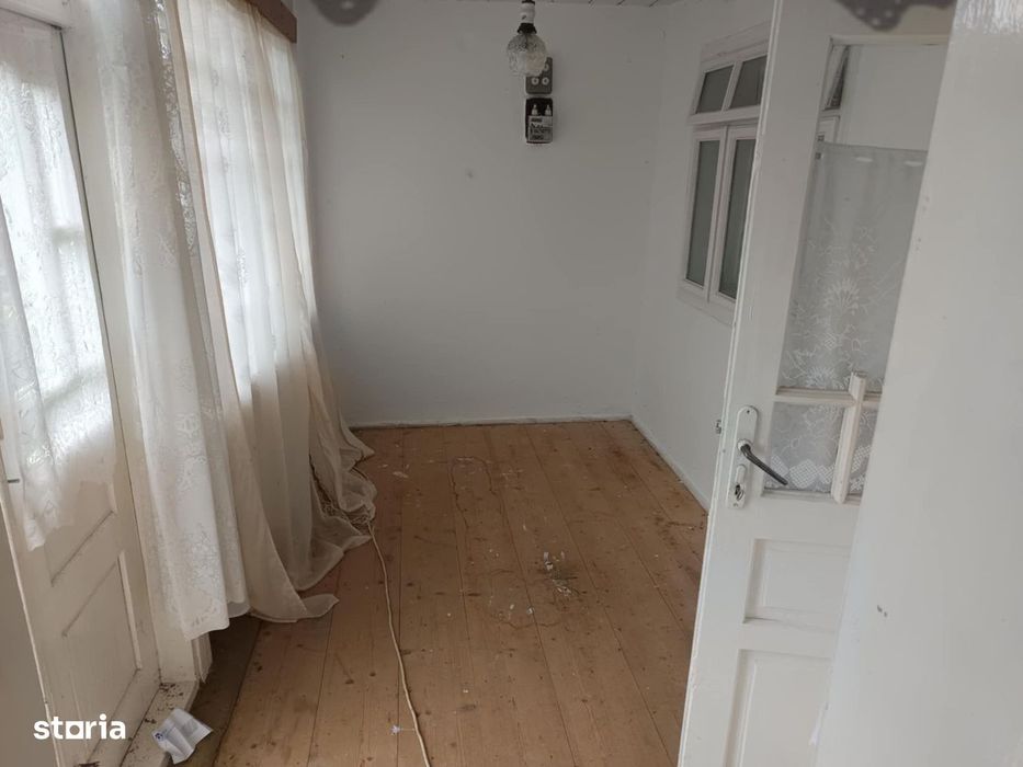 Casă locuibilă + 2707 mp, situată în satul Leorda