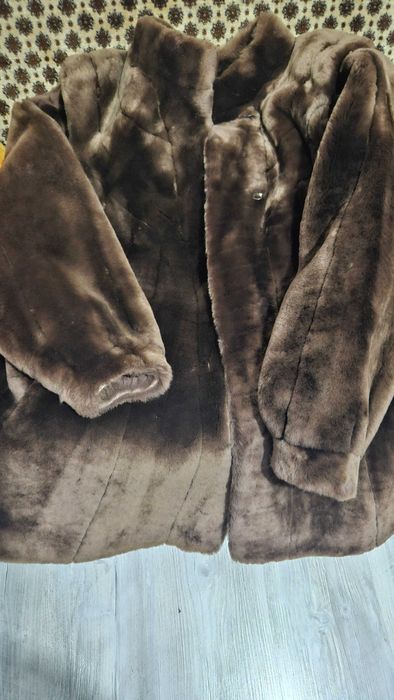 Vand haina monton dore originala aproape noua