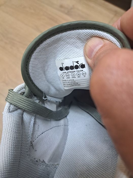 Vând adidași (teniși)Diadora