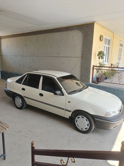 Nexia sotiladi bir qo'l