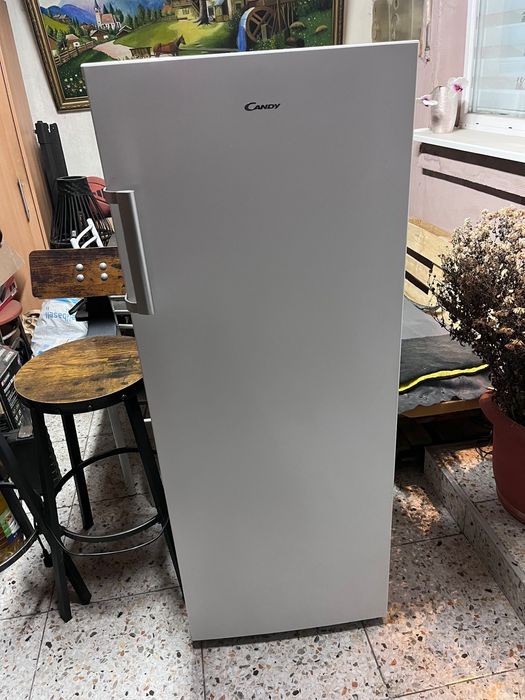 Vând congelator Candy
