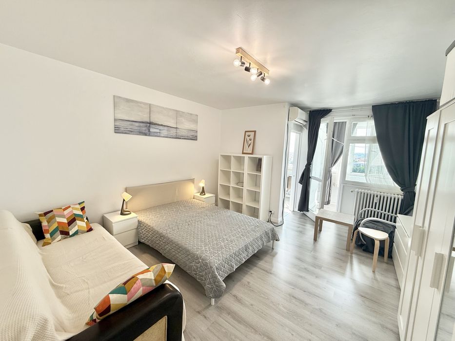 Garsoniera berceni grand arena proprietar