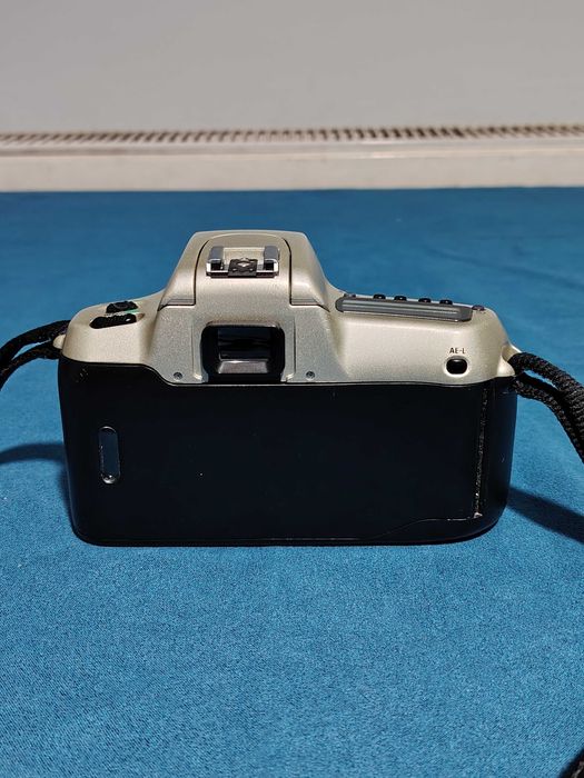 Nikon F50 apart foto cu film, doar corpul aparatului.
