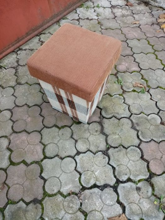 Vand 2 tabureti tapitati