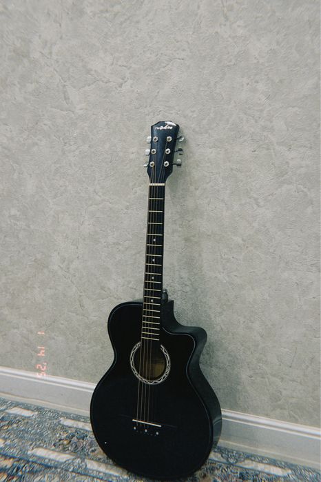 Гитара акустическая в хорошом состояние