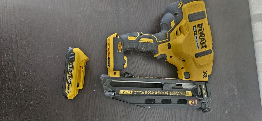 Pistol cuie Dewalt dcn 660