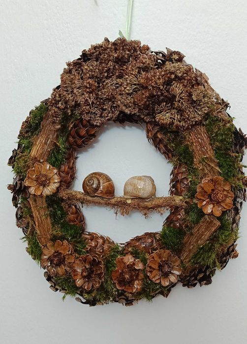 Coroniță decorativă handmade cu melci – elemente naturale, unicat