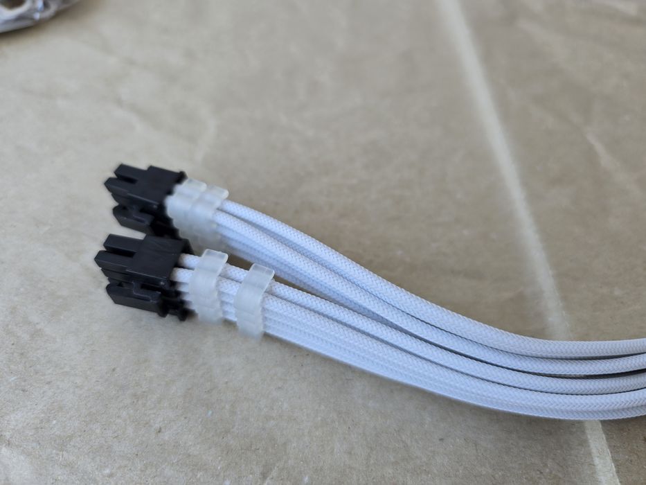 Sleeve удължители за PCIe 6+2 pin – бели, с гребенче (30 см)
