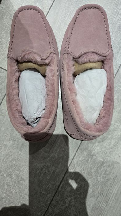 Мокасини UGG в цвят пепелно розово