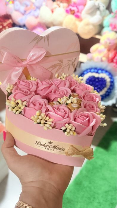 Pachet cadou Angel cu buchet 75 trandafiri și cutie inimă