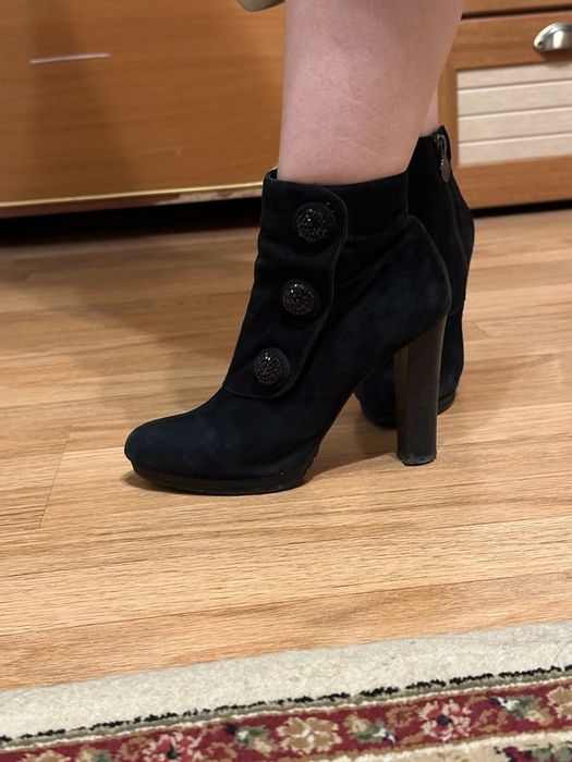 Ботильоны чёрные.