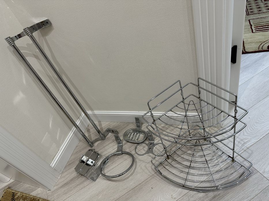 Полки для ванны в хорошем состоянии