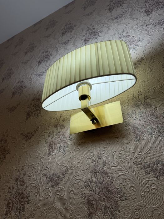 Vand set aplica tavan+ 2 aplice atasate deasupra noptierei