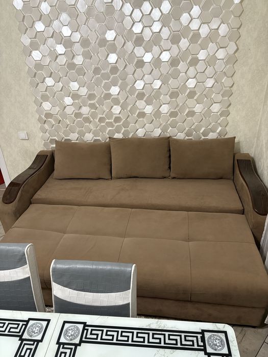 Диван для комнаты и подойдет для кухни