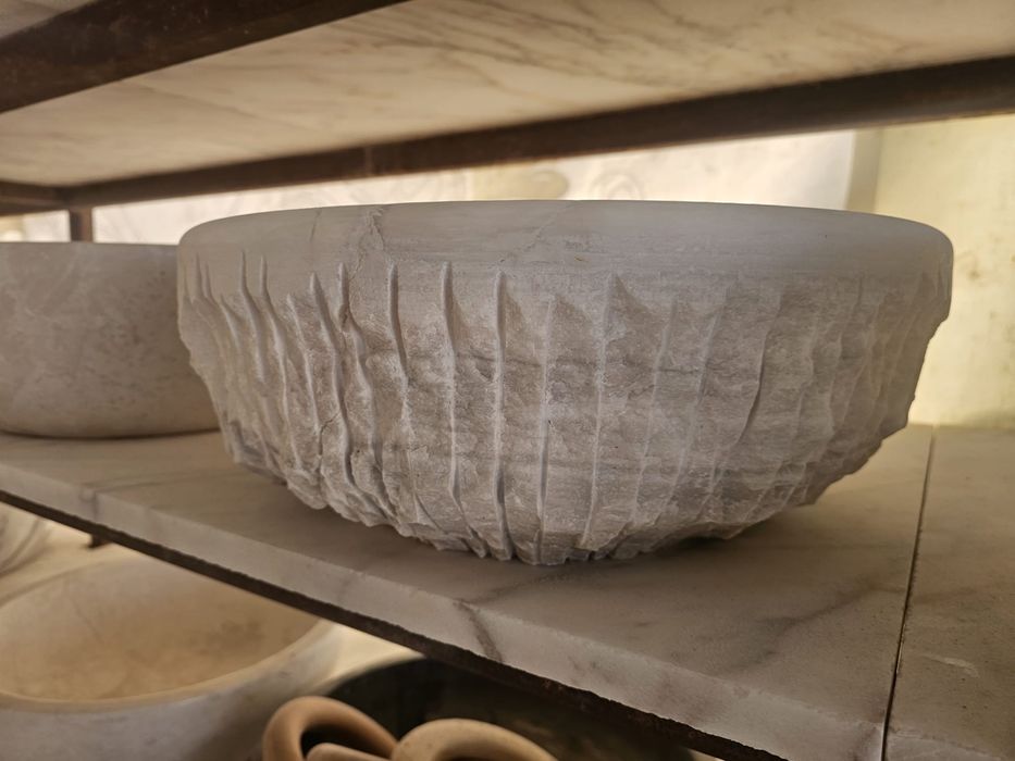 Lavoare din marmură – masive prelucrate manual