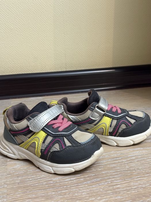 Продам детские кроссовки