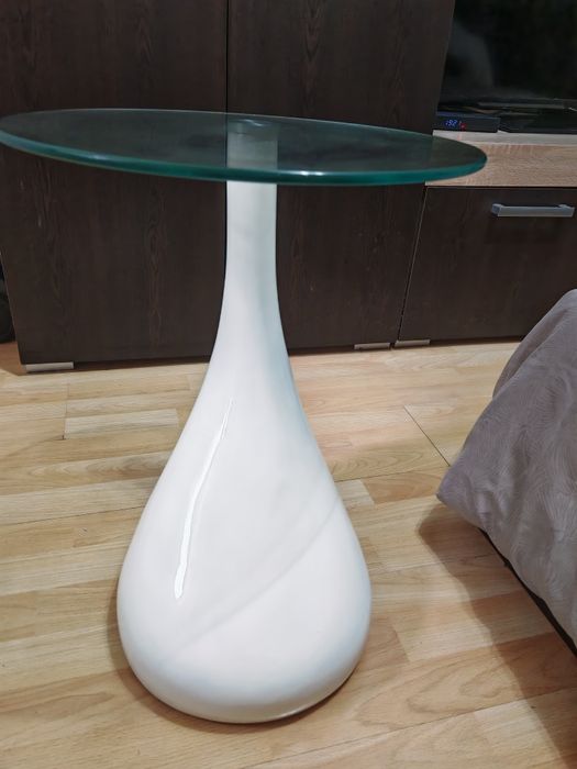 Малка стъклена кръгла маса, 52 с висока, без забележки