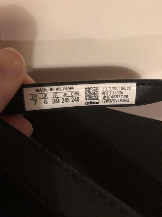 Slapi Adidas, noi cu eticheta