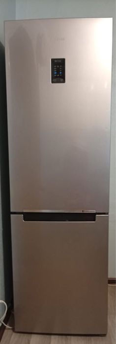 Холодильник SAMSUNG серебристый