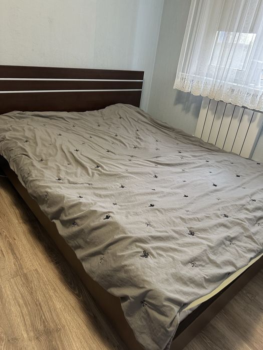 Отдам кровать без матраса