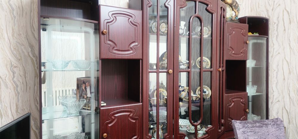 Продам старый гостынный мебель