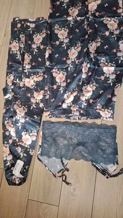 Pijama satin formata din top,pantaloni si halat.